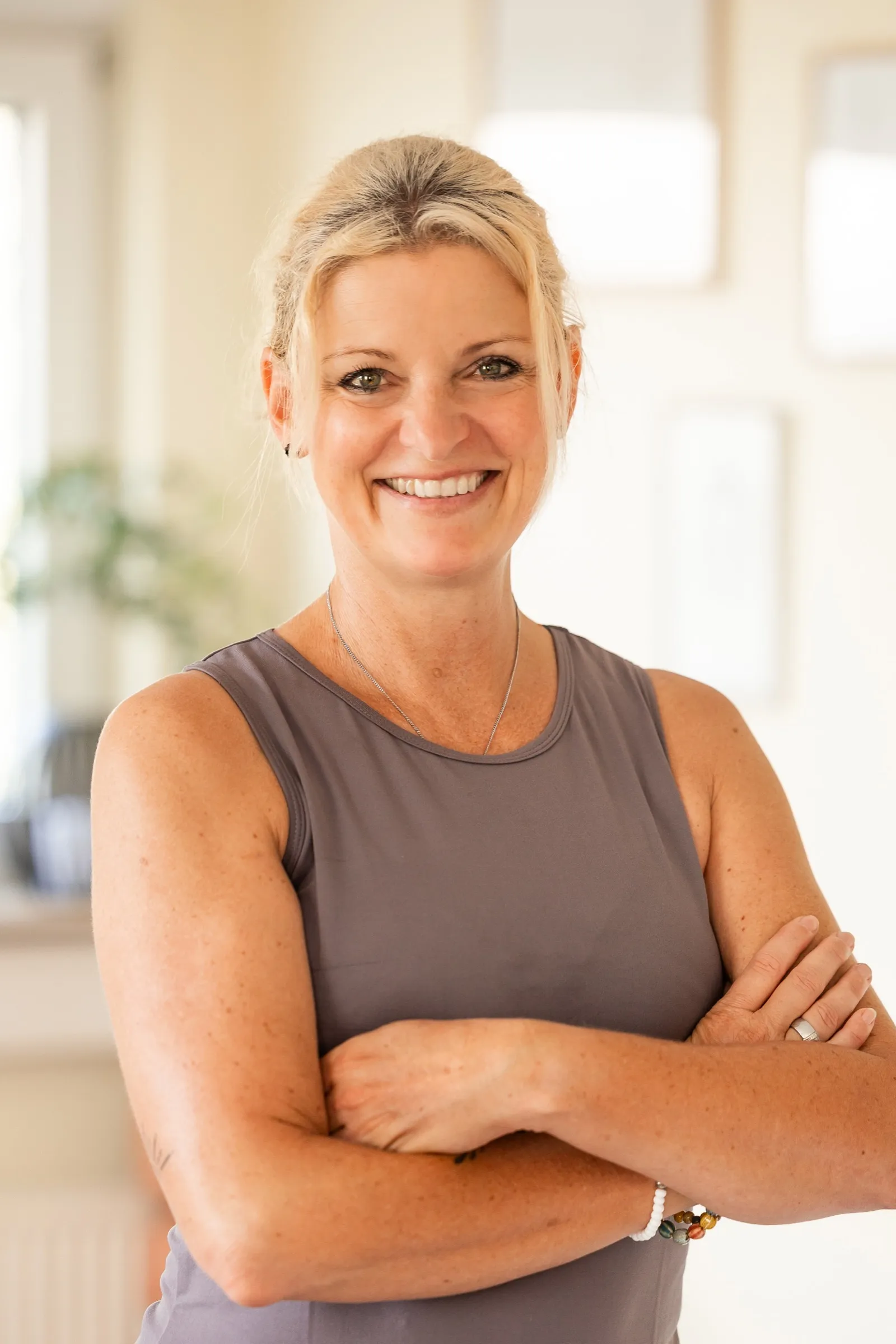 Sylvia Thieme im Yogastudio im warmen Morgenlicht