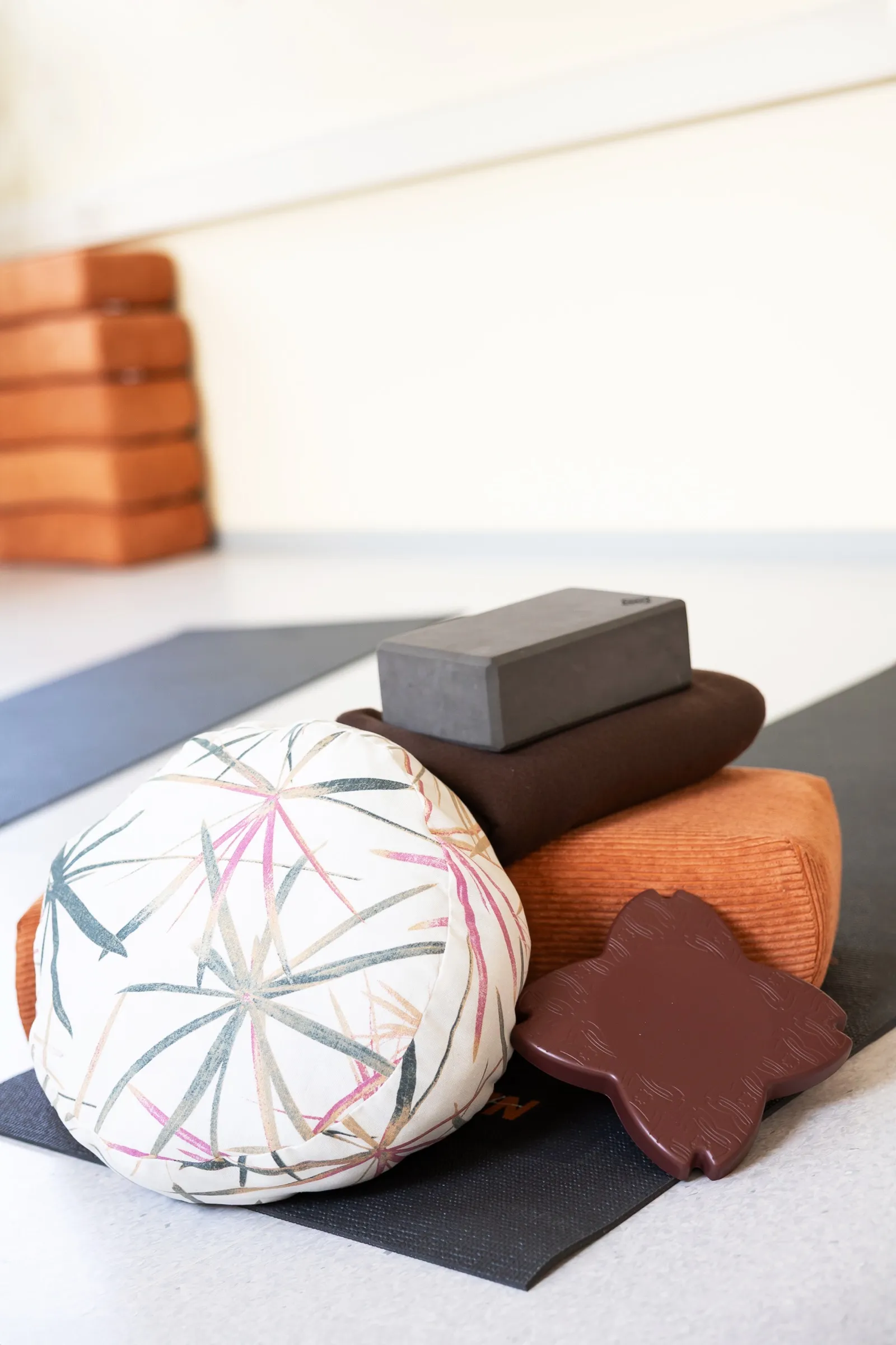Yogamatte mit Mala-Kette und Kerze
